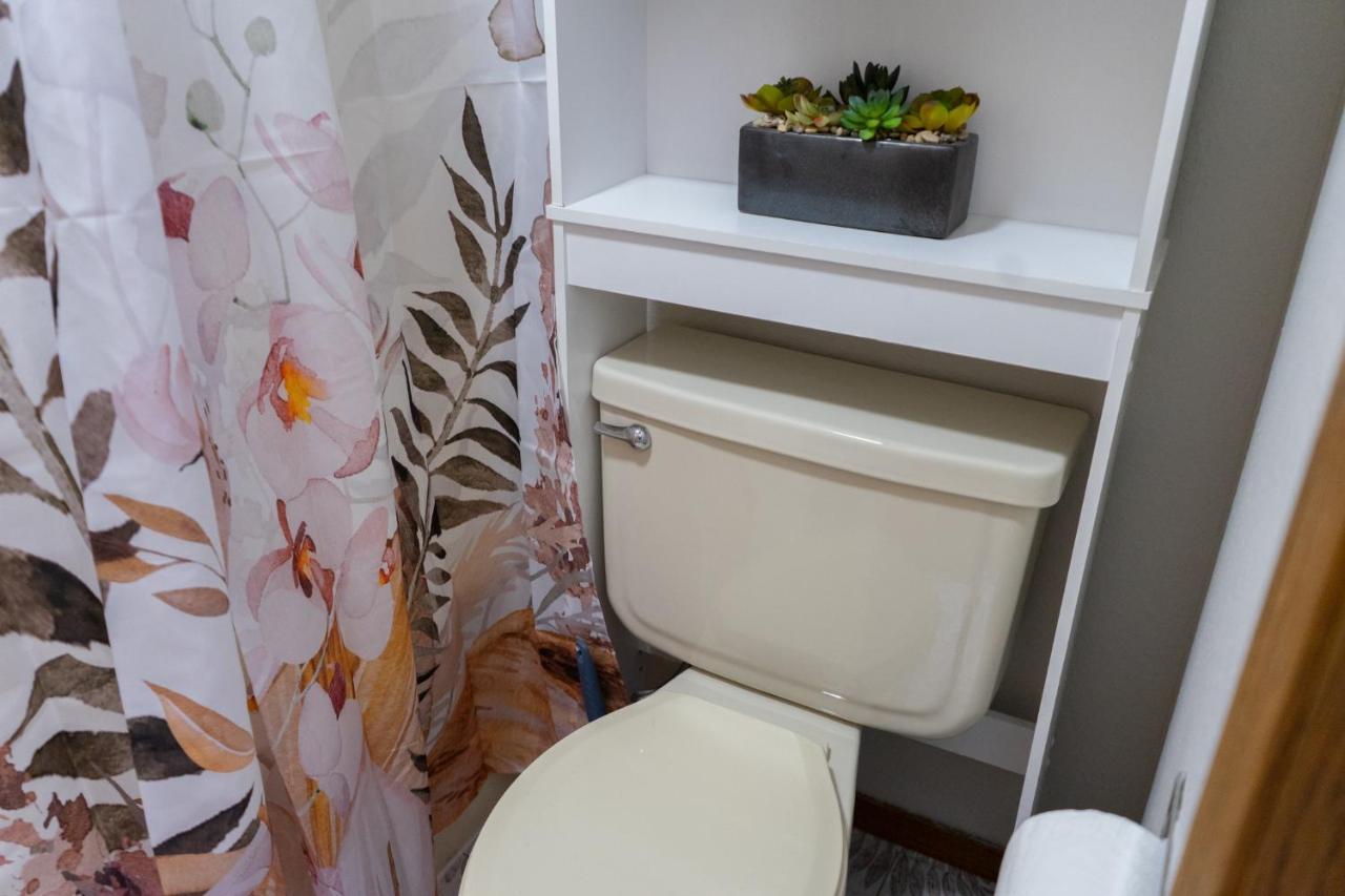 Meadow Getaway 2 Bedroom Near The 76 Strip - Free Tickets Included Holiday home Branson
