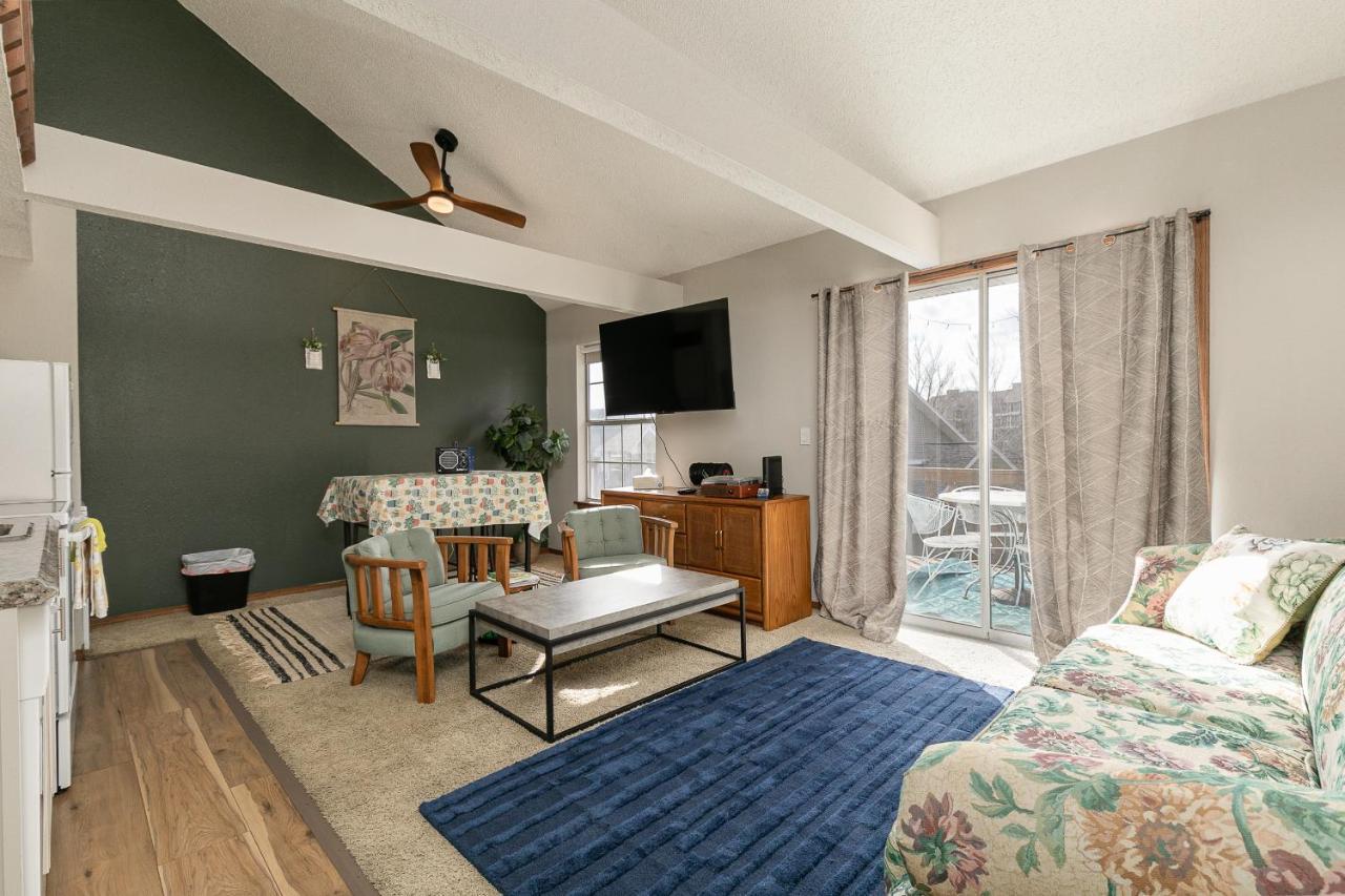 Meadow Getaway 2 Bedroom Near The 76 Strip - Free Tickets Included Holiday home Branson