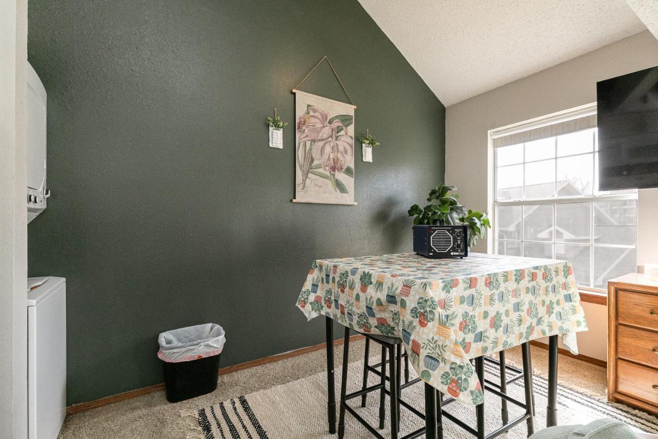 Meadow Getaway 2 Bedroom Near The 76 Strip - Free Tickets Included Holiday home Branson