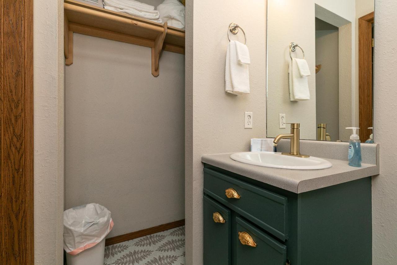 Meadow Getaway 2 Bedroom Near The 76 Strip - Free Tickets Included