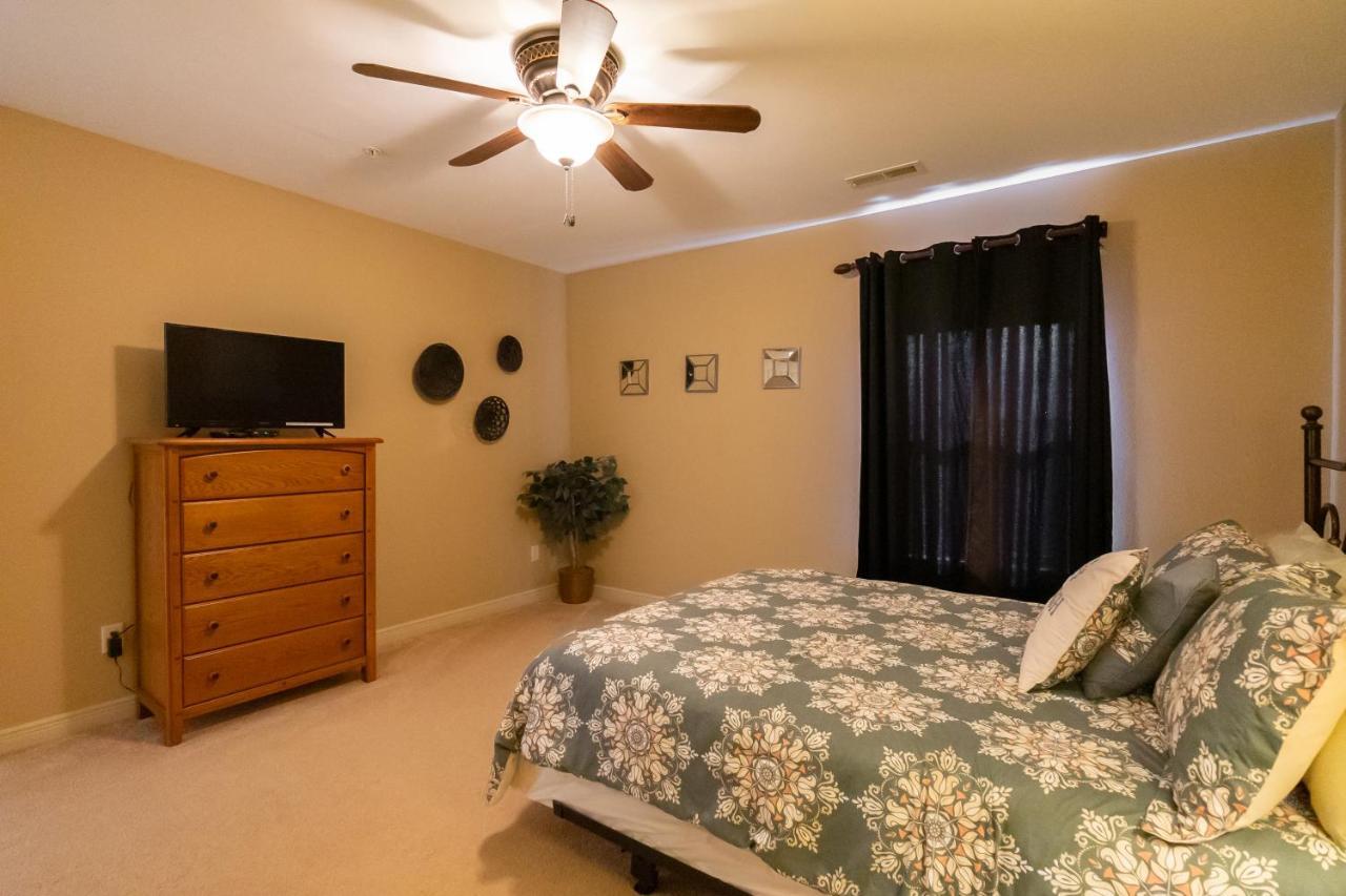 4br Walk-in - Foosball Table - Hot Tub - Fire Pit - Free Tickets Included - Dv166 * Branson