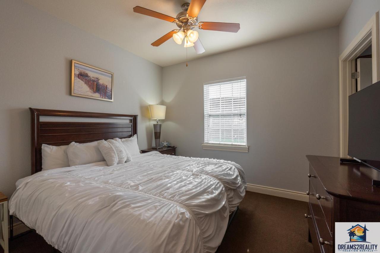 4bd Walk-in - Large Deck - Golf Course - Pool - Free Attraction Tickets Included - V120 Holiday home