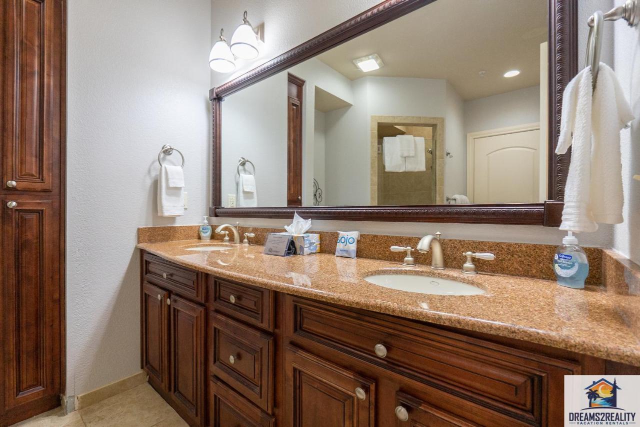 4bd Walk-in - Large Deck - Golf Course - Pool - Free Attraction Tickets Included - V120 Holiday home *