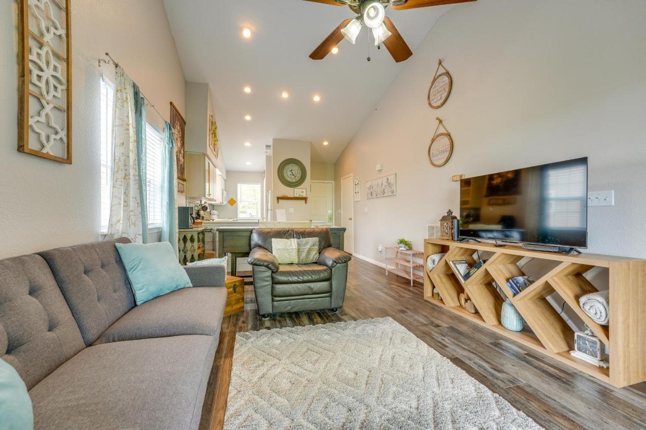 Apartment With Community Pool!