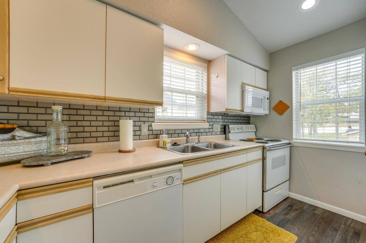With Community Pool! Apartment Branson