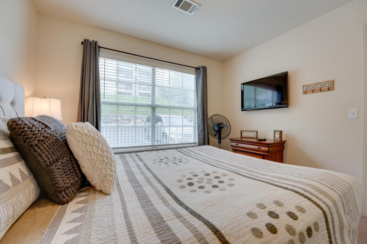 With Family Amenities, 3 Mi To Strip! Apartment