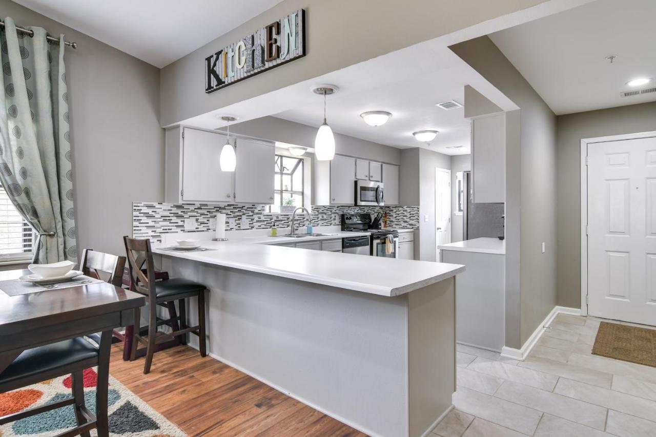 - 1 Mi To The Strip! Apartment