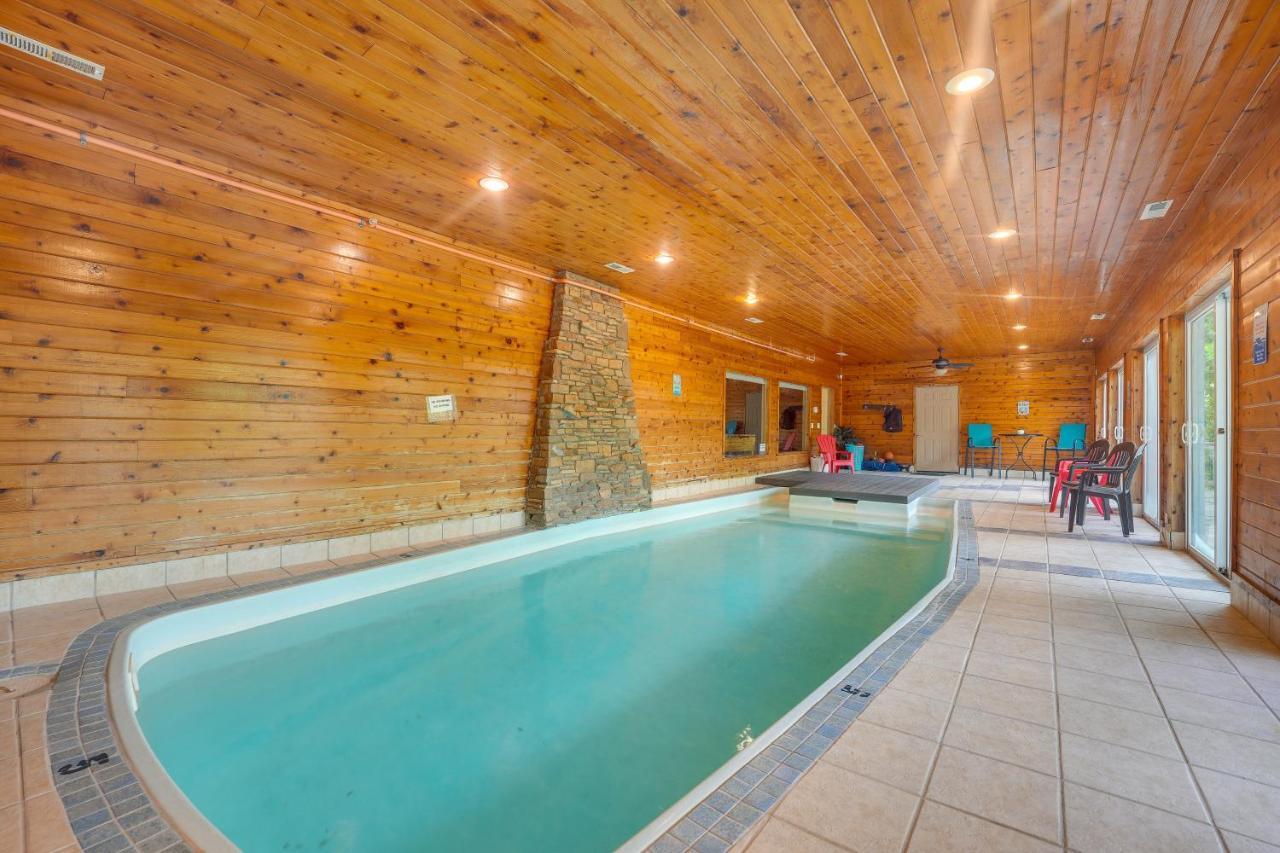 With Indoor Pool And Basketball Court! Holiday home Branson