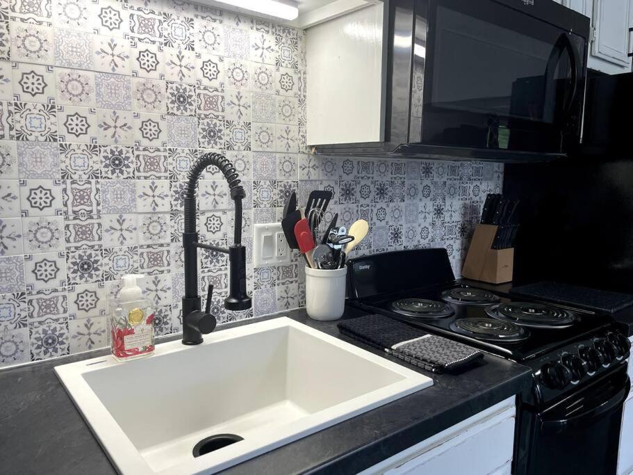 New Remodeled Luxury By The Lake, No Stairs! * Branson