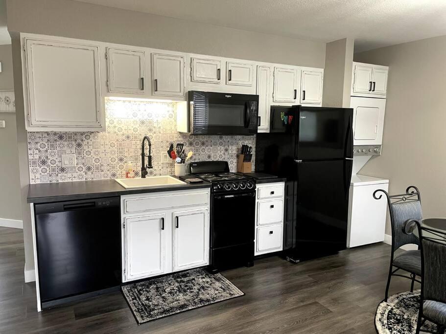 New Remodeled Luxury By The Lake, No Stairs! Holiday home Branson