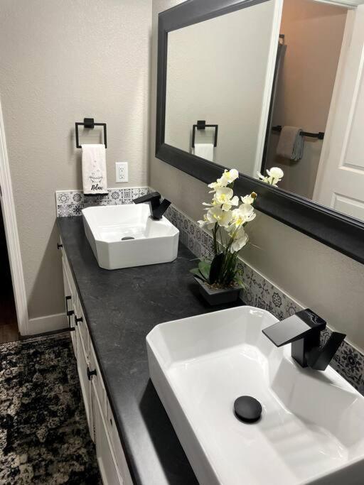 New Remodeled Luxury By The Lake, No Stairs! Holiday home Branson