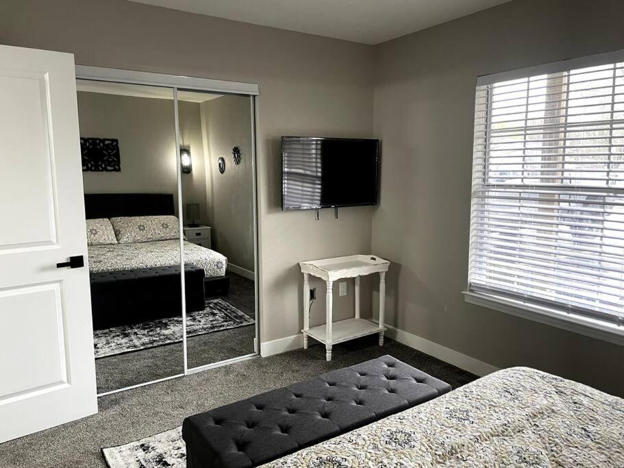 Holiday home New Remodeled Luxury By The Lake, No Stairs! Branson
