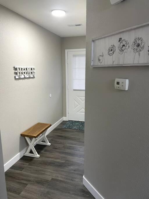 New Remodeled Luxury By The Lake, No Stairs! Holiday home Branson