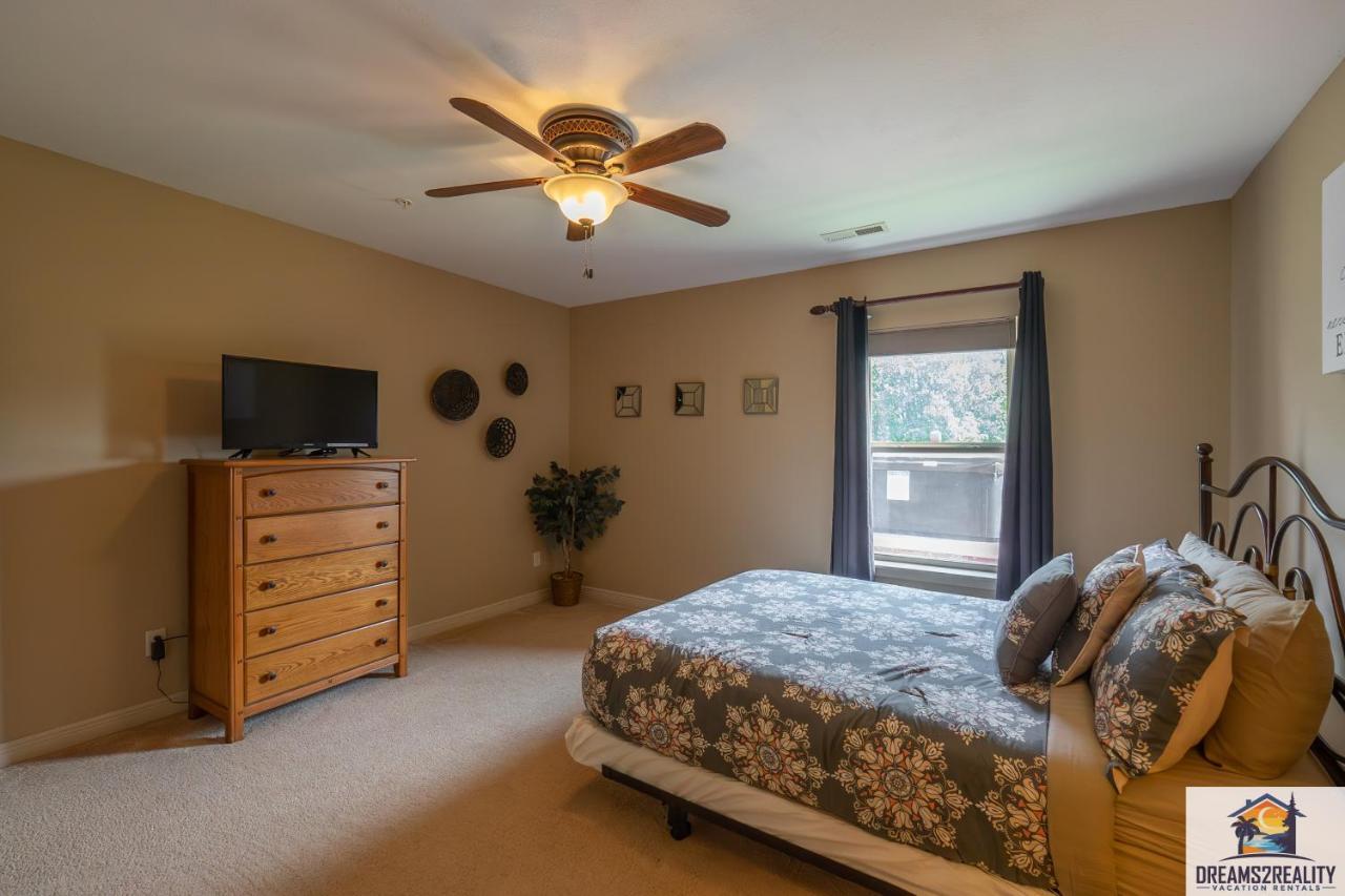 4br Walk-in - Foosball Table - Hot Tub - Fire Pit - Free Tickets Included - Dv166 Apartment Branson
