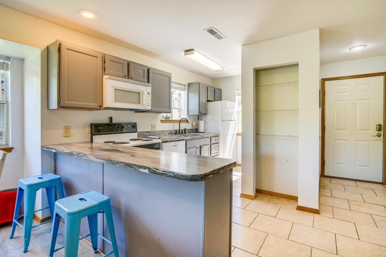 Apartment Escape With Pool Access, Grill And Balcony! *