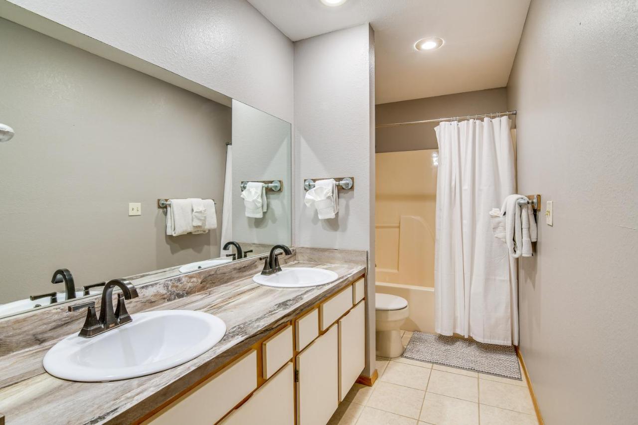 Escape With Pool Access, Grill And Balcony! Branson