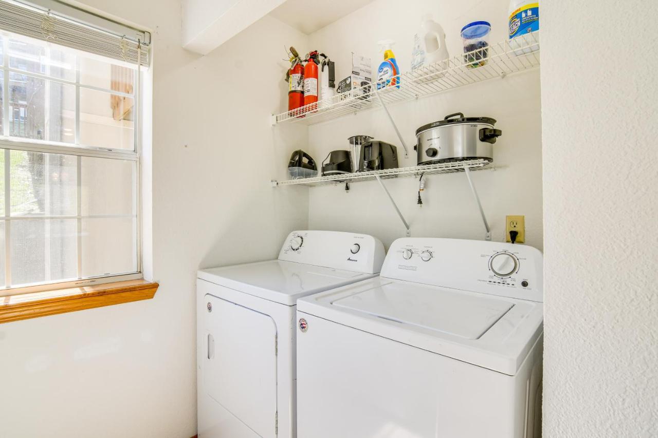 Apartment Escape With Pool Access, Grill And Balcony! *