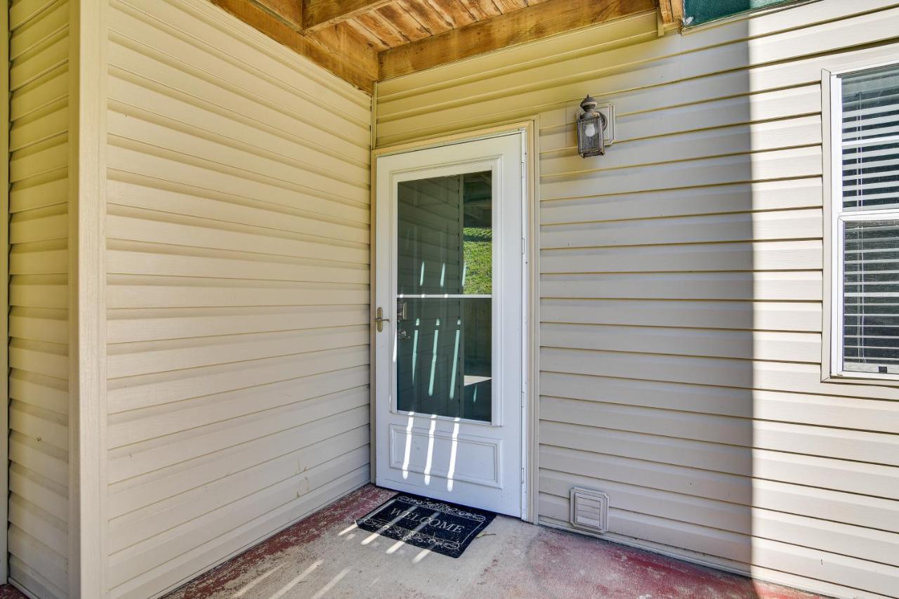 Apartment Escape With Pool Access, Grill And Balcony!