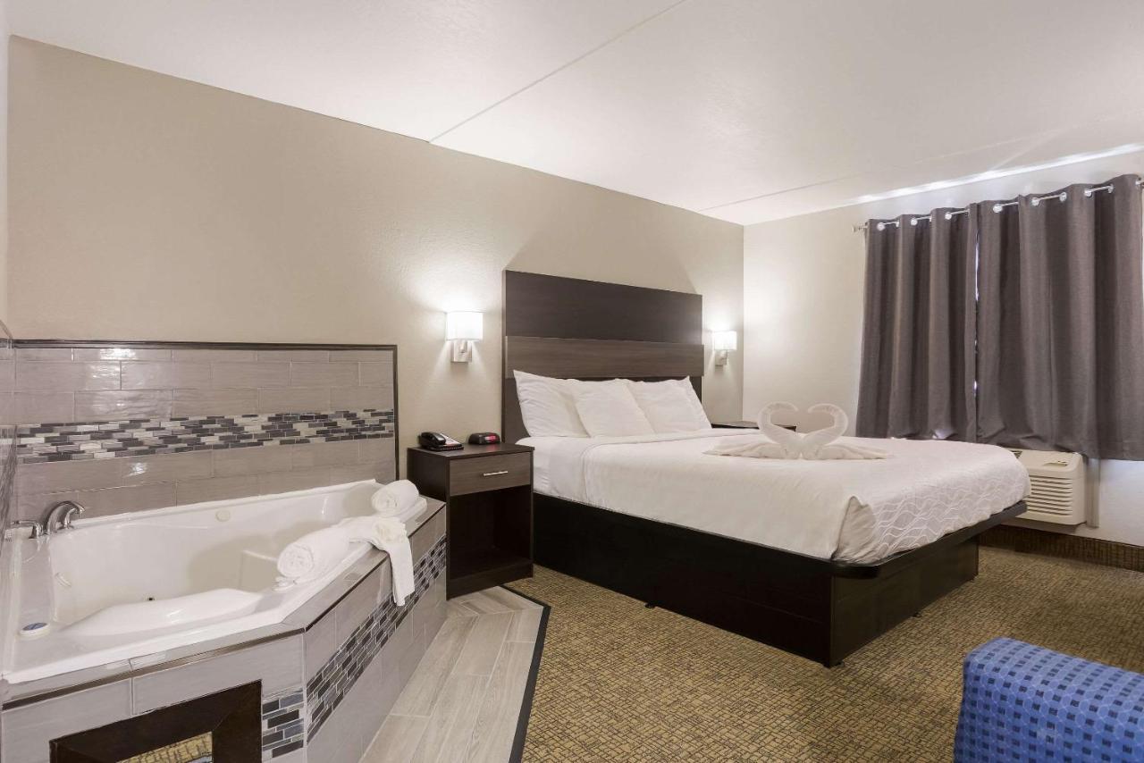 Inn Rodeway Branson, Brick House