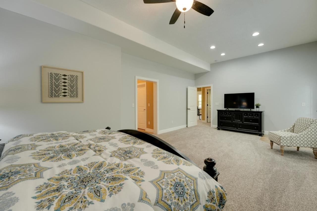 Holiday home Magnificent Hideaway With Game Room!