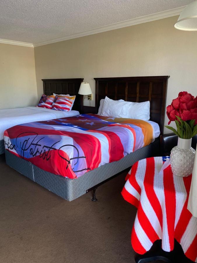 American Patriot Family Aka Oak Grove Hotel Branson