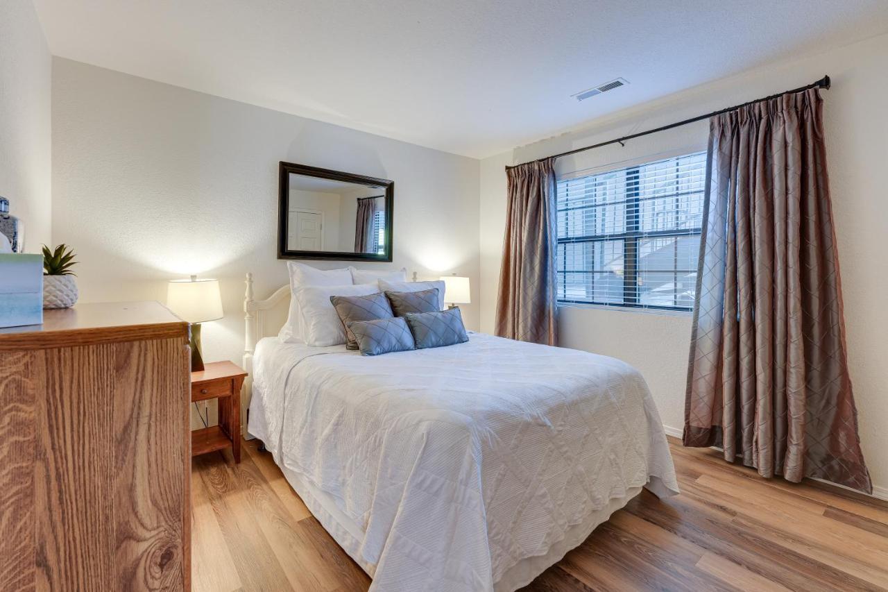 Near 76 Strip And Silver Dollar Apartment *