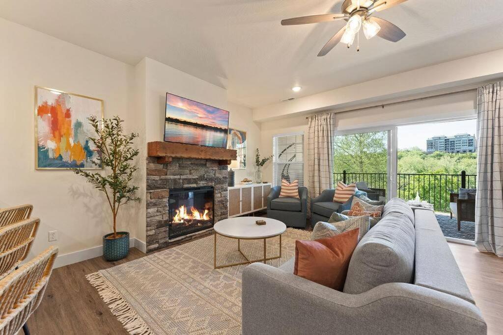 Views! Penthouse- 5 Min To Landing & Downtown *