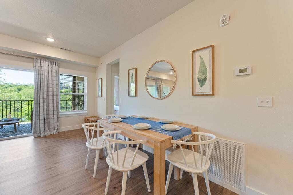 Apartment Views! Penthouse- 5 Min To Landing & Downtown *