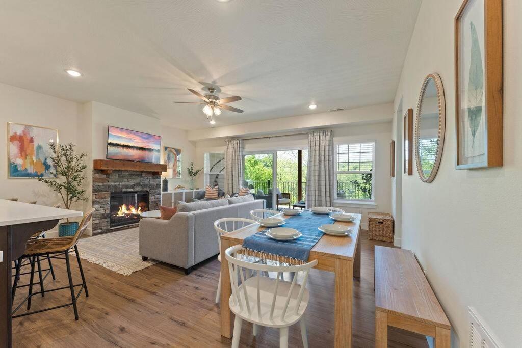 Views! Penthouse- 5 Min To Landing & Downtown