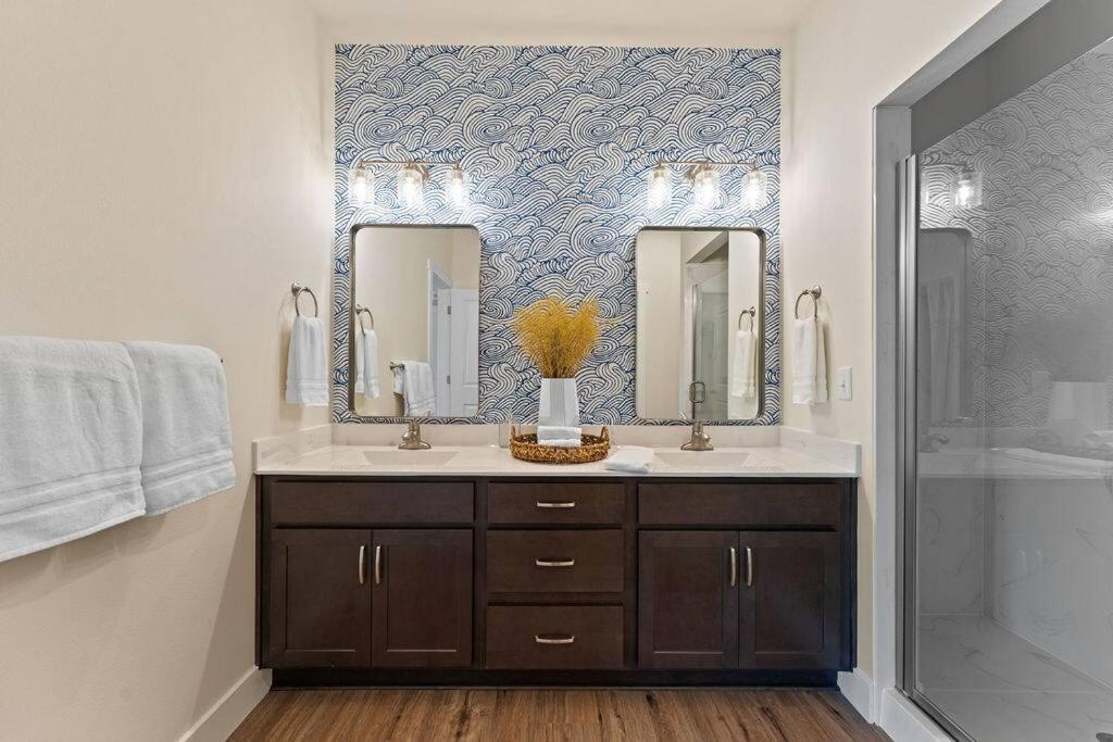 Apartment Views! Penthouse- 5 Min To Landing & Downtown