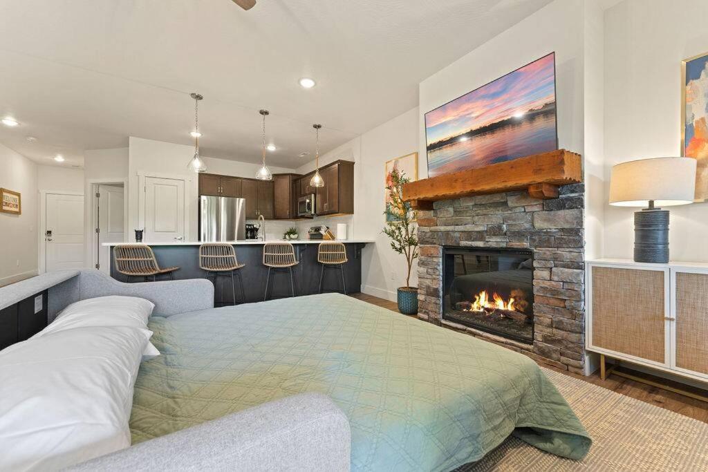Apartment Views! Penthouse- 5 Min To Landing & Downtown *