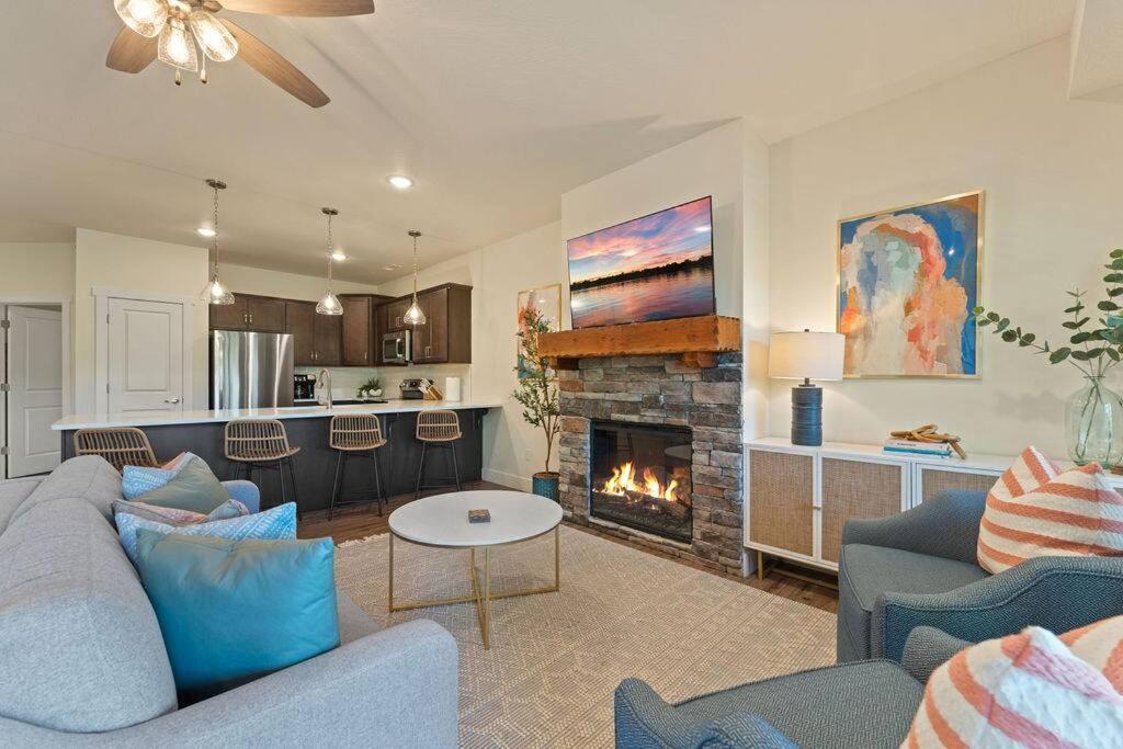 Views! Penthouse- 5 Min To Landing & Downtown Apartment