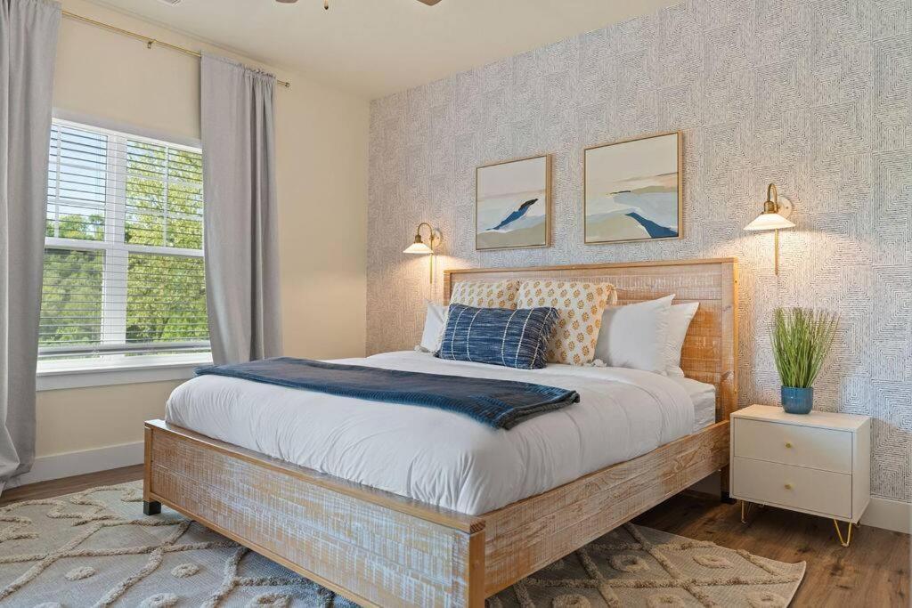 Apartment Views! Penthouse- 5 Min To Landing & Downtown *