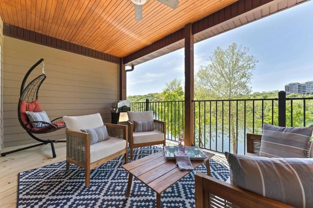 Views! Penthouse- 5 Min To Landing & Downtown