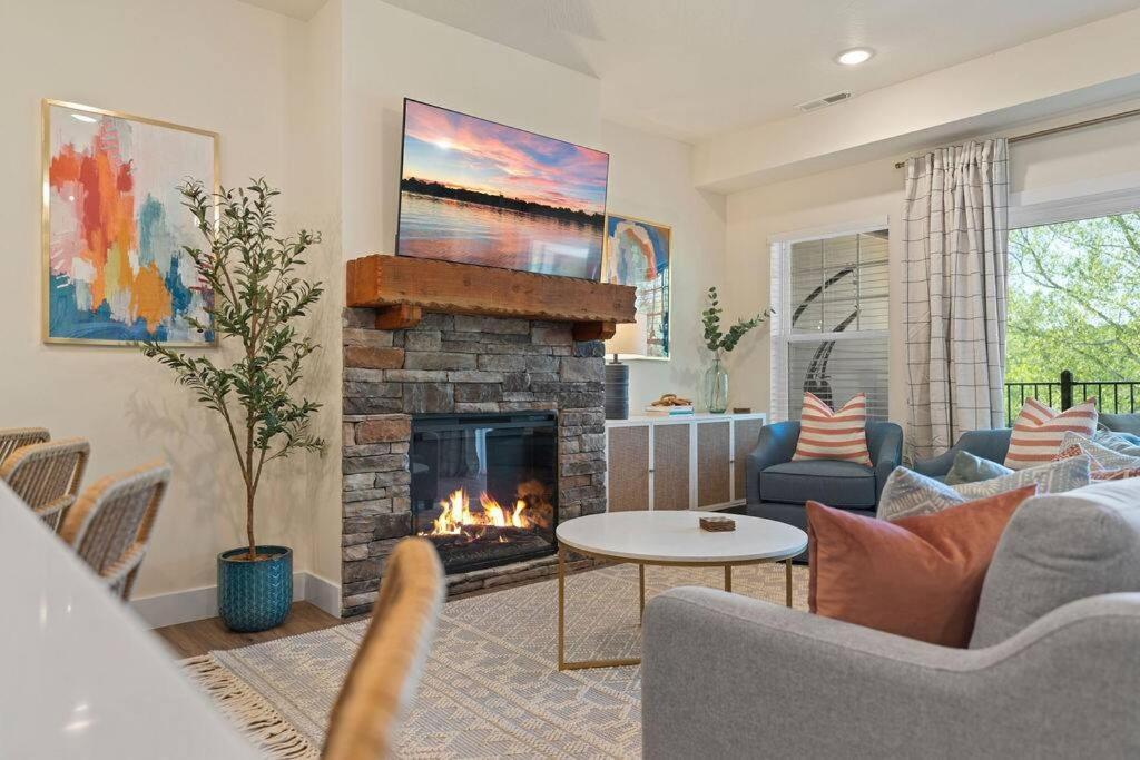 Views! Penthouse- 5 Min To Landing & Downtown Apartment *