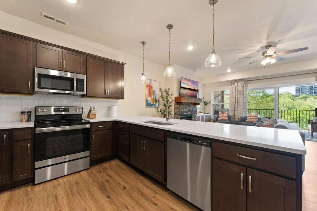 Views! Penthouse- 5 Min To Landing & Downtown Apartment *