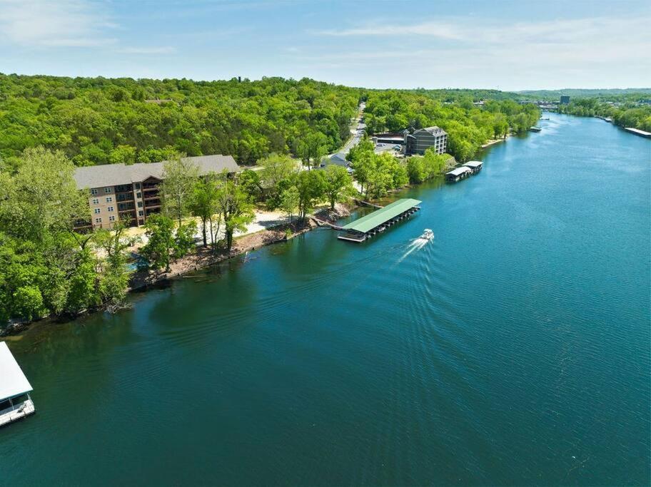 Views! Penthouse- 5 Min To Landing & Downtown *