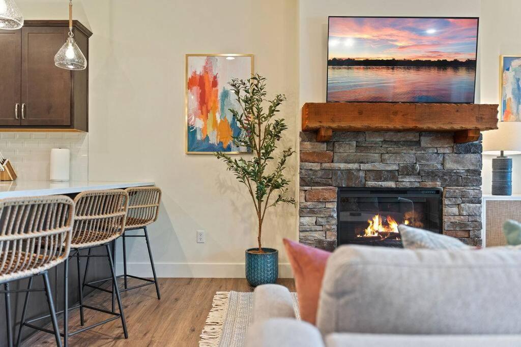 Apartment Views! Penthouse- 5 Min To Landing & Downtown *