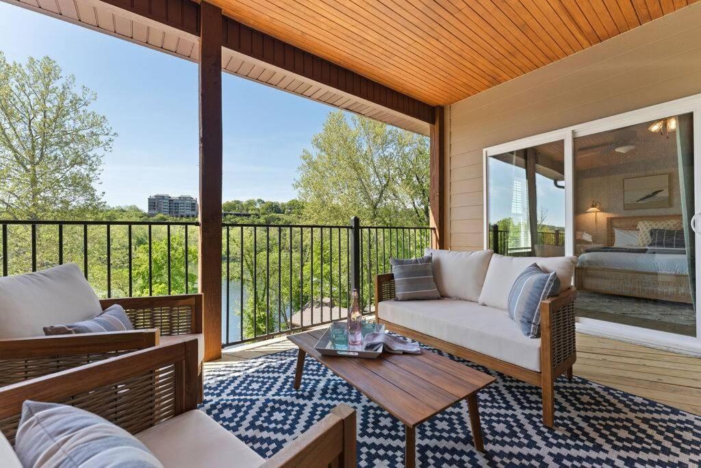Apartment Views! Penthouse- 5 Min To Landing & Downtown *