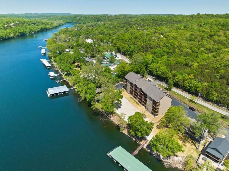 Views! Penthouse- 5 Min To Landing & Downtown Apartment