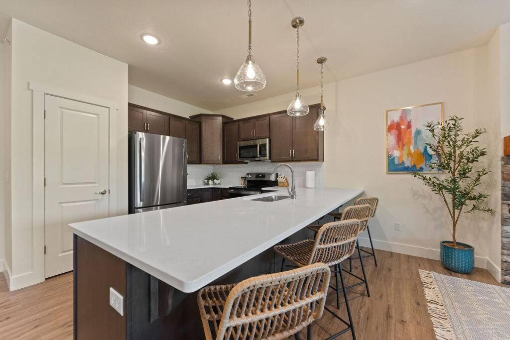 Apartment Views! Penthouse- 5 Min To Landing & Downtown