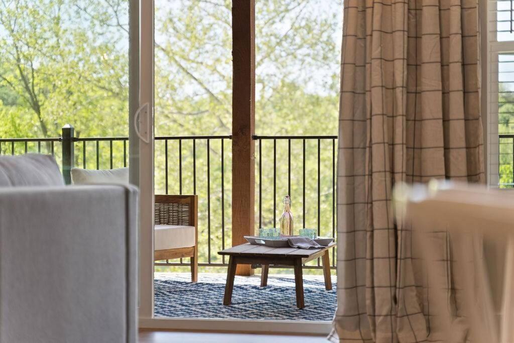 Views! Penthouse- 5 Min To Landing & Downtown *