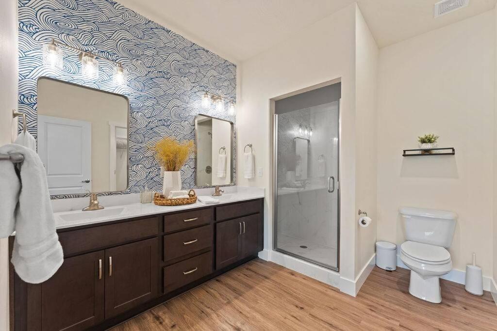 Apartment Views! Penthouse- 5 Min To Landing & Downtown