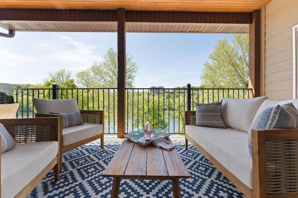 Views! Penthouse- 5 Min To Landing & Downtown