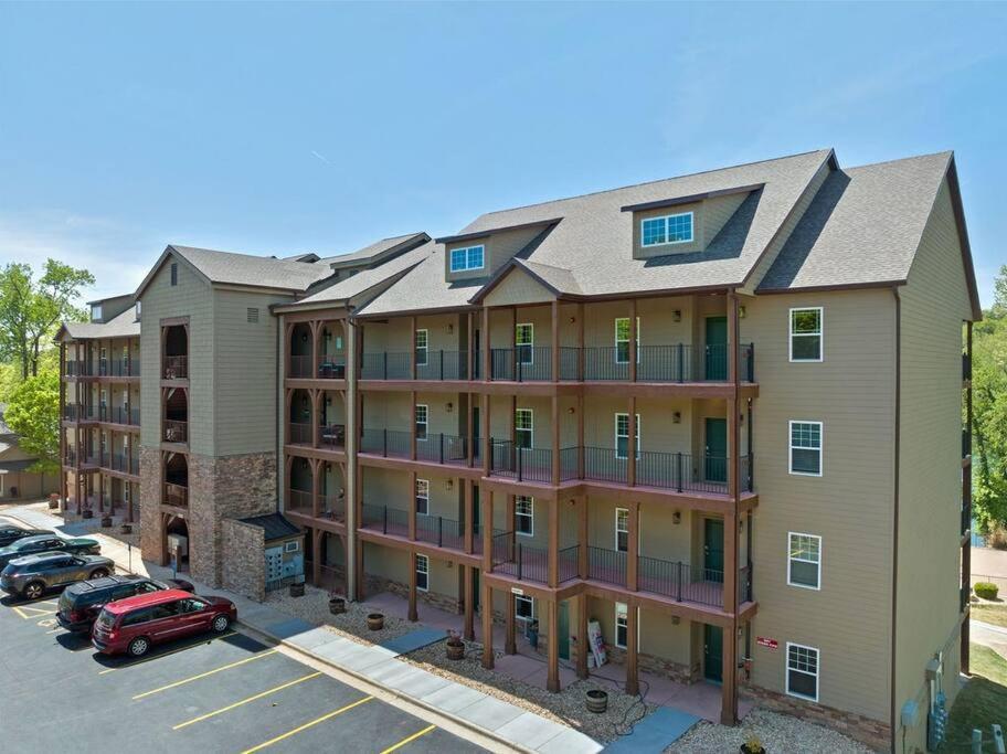 Apartment Views! Penthouse- 5 Min To Landing & Downtown *