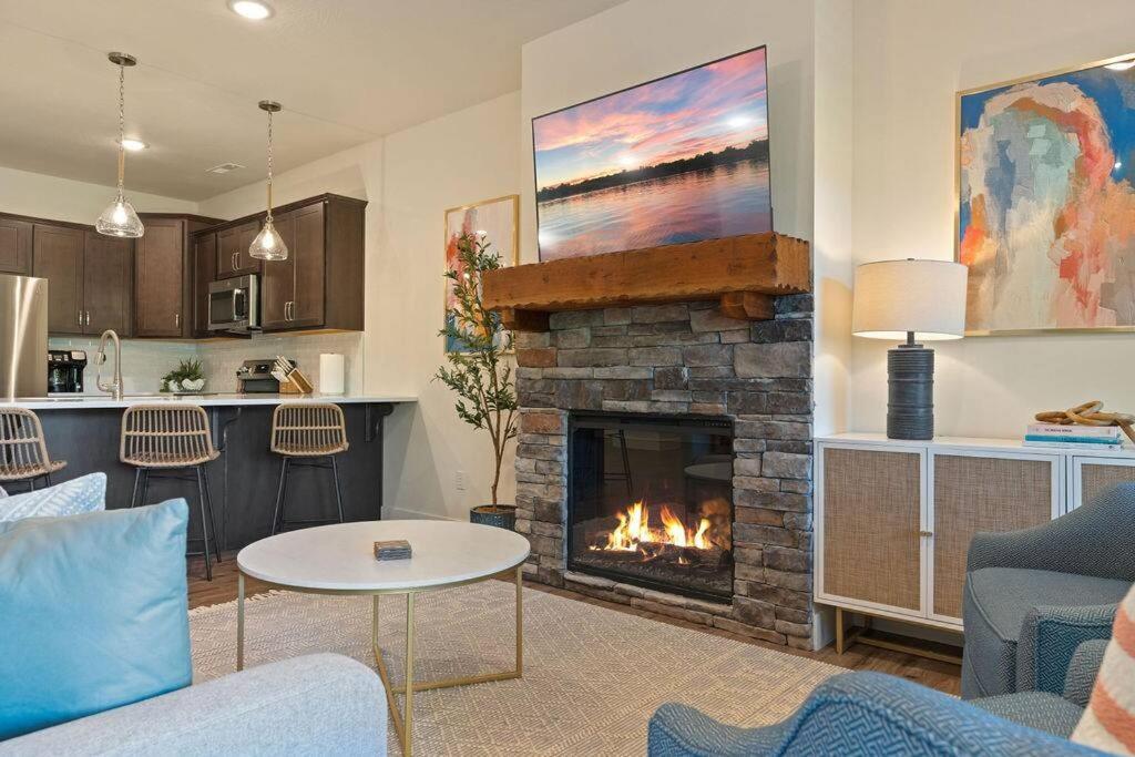 Apartment Views! Penthouse- 5 Min To Landing & Downtown