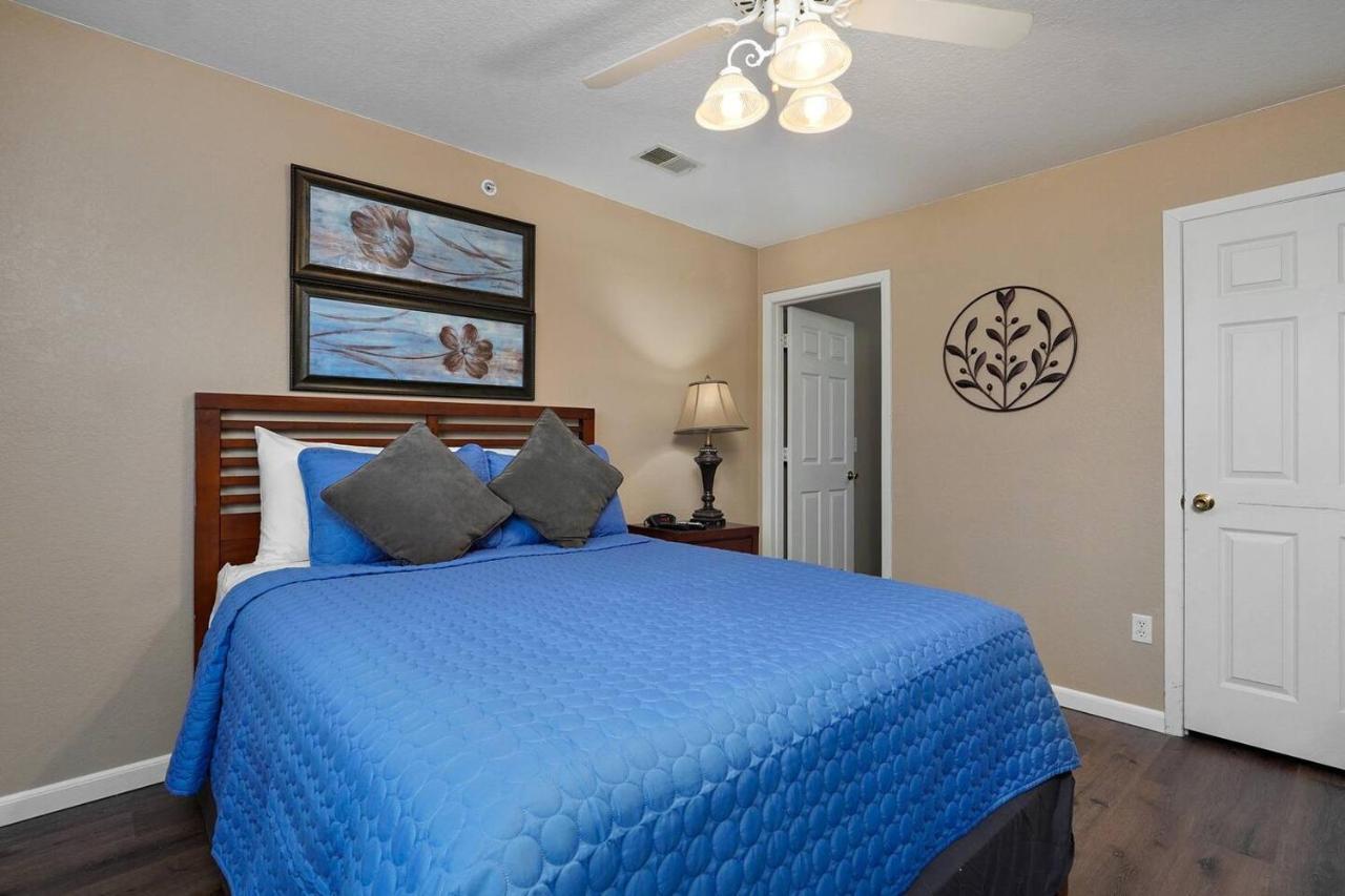 Retreat @ The Hills W/ Pets And Game Branson