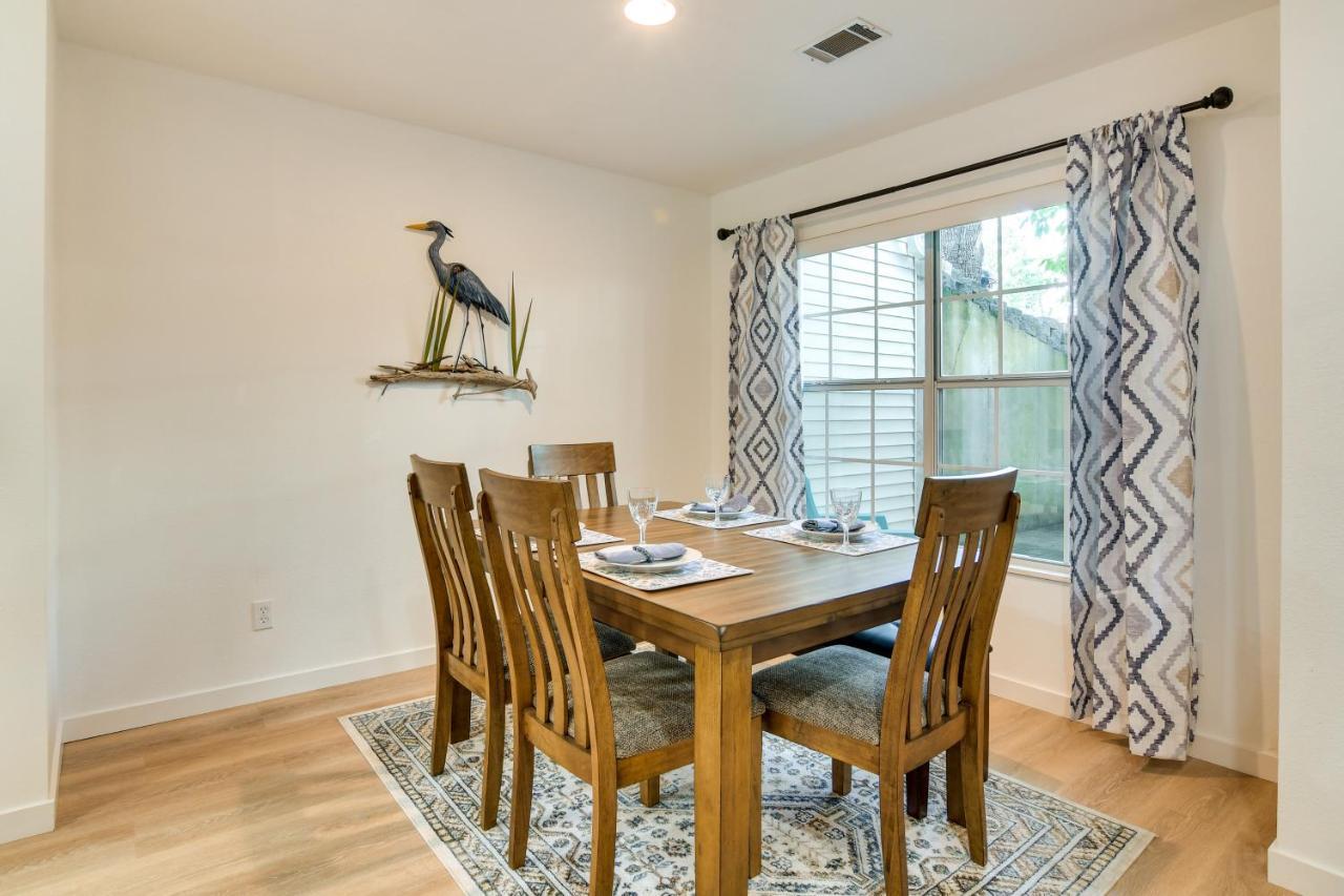 With Screened Patio, Pool Access Branson
