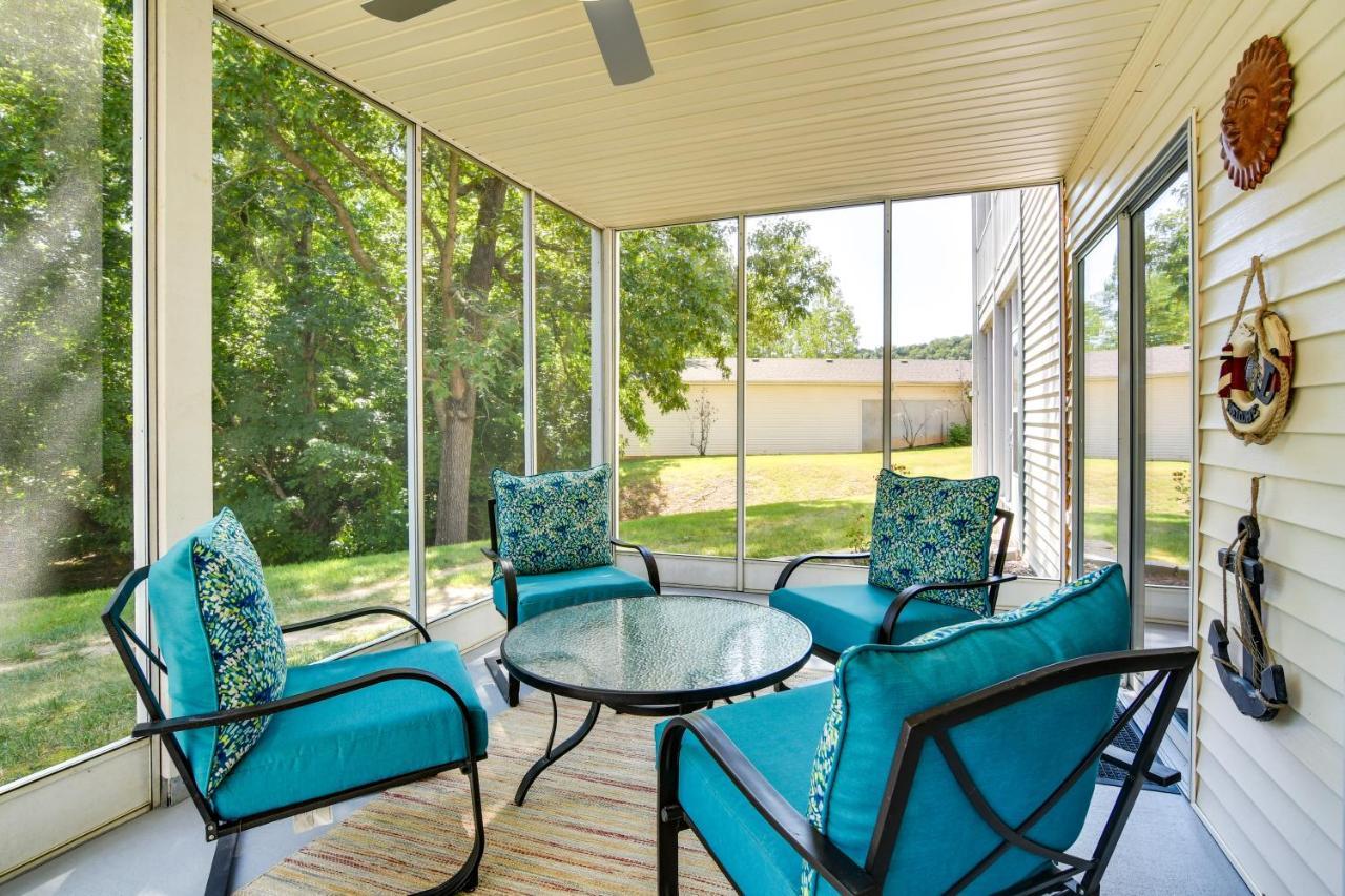 Apartment With Screened Patio, Pool Access