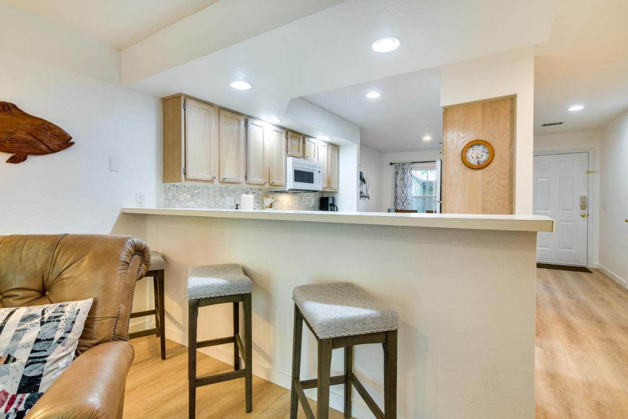 With Screened Patio, Pool Access Apartment *